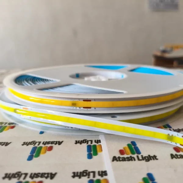 ریسه نواری ۲۲۰ ولت COB در حال روشن با نور نچرال طبیعی، مناسب برای فضاهای داخلی مدرن